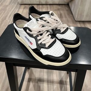 Autry Medalist low White and Black